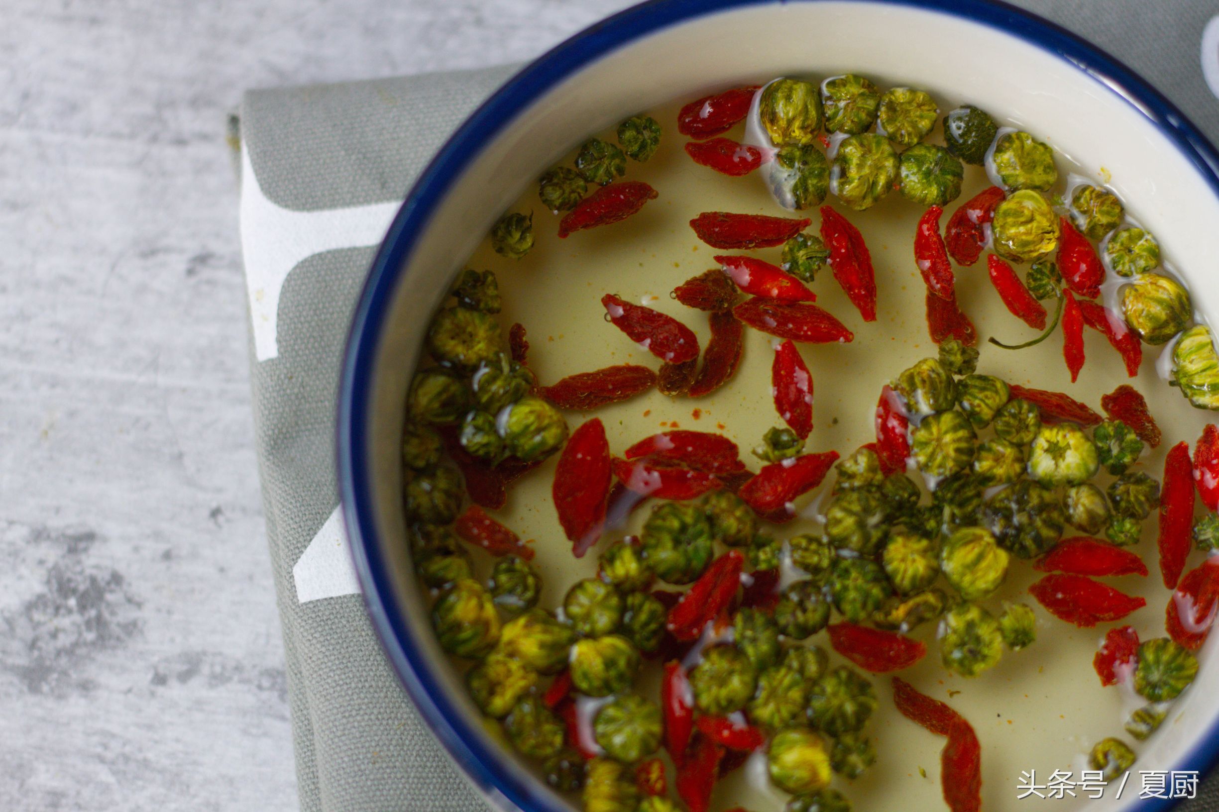 发财中国年吃太多的热气食物，菊花雪梨茶清肺热，性价比很高