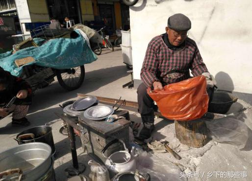 一年不用的蒸锅,春节拿出来蒸馍发现漏了,补锅师傅生意特别火