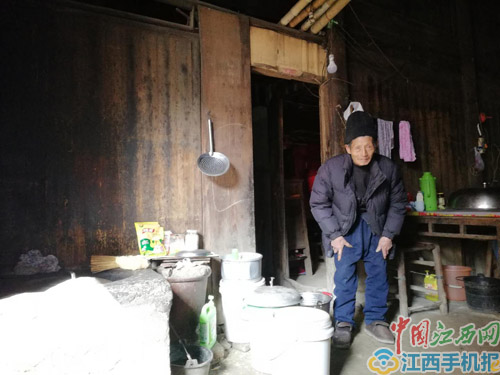 乐平版“酒干倘卖无”侄子带病照顾卧床十五年孤寡老人