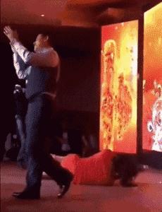 「要我参加这样的公司年会，我还不如辞职算了！」