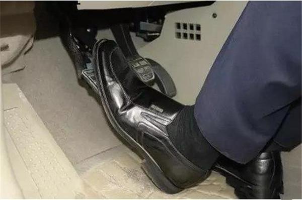 刹车出问题前的征兆赶紧学一下,这4种刹车方式最危险