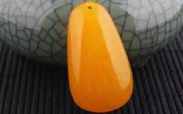 琥珀蜜蜡鉴别真假方法大揭秘,在家怎么鉴别琥珀蜜蜡真假的方法