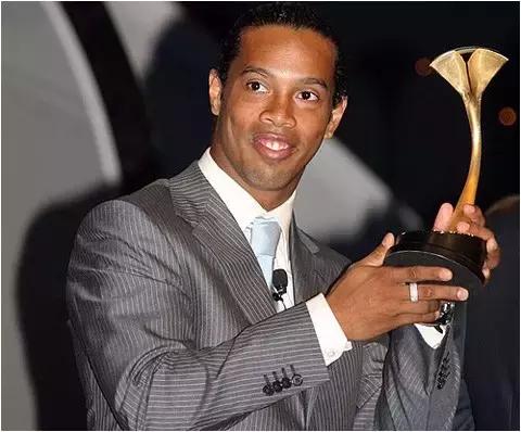 穿衬衫的正确姿势,穿衬衫的正确方法露肩