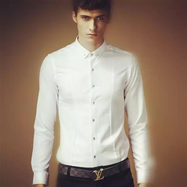 穿衬衫的正确姿势,穿衬衫的正确方法露肩