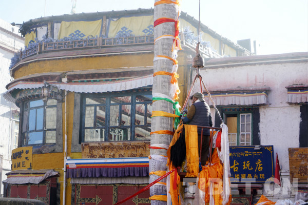西藏大昭寺经幡柱换装迎藏历新年,大昭寺经幡柱换新装迎新年