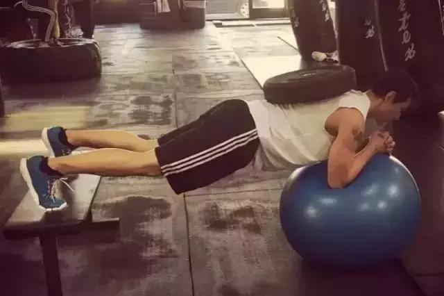 初学者每天练多久的平板支撑,坚持练平板支撑可以塑形吗