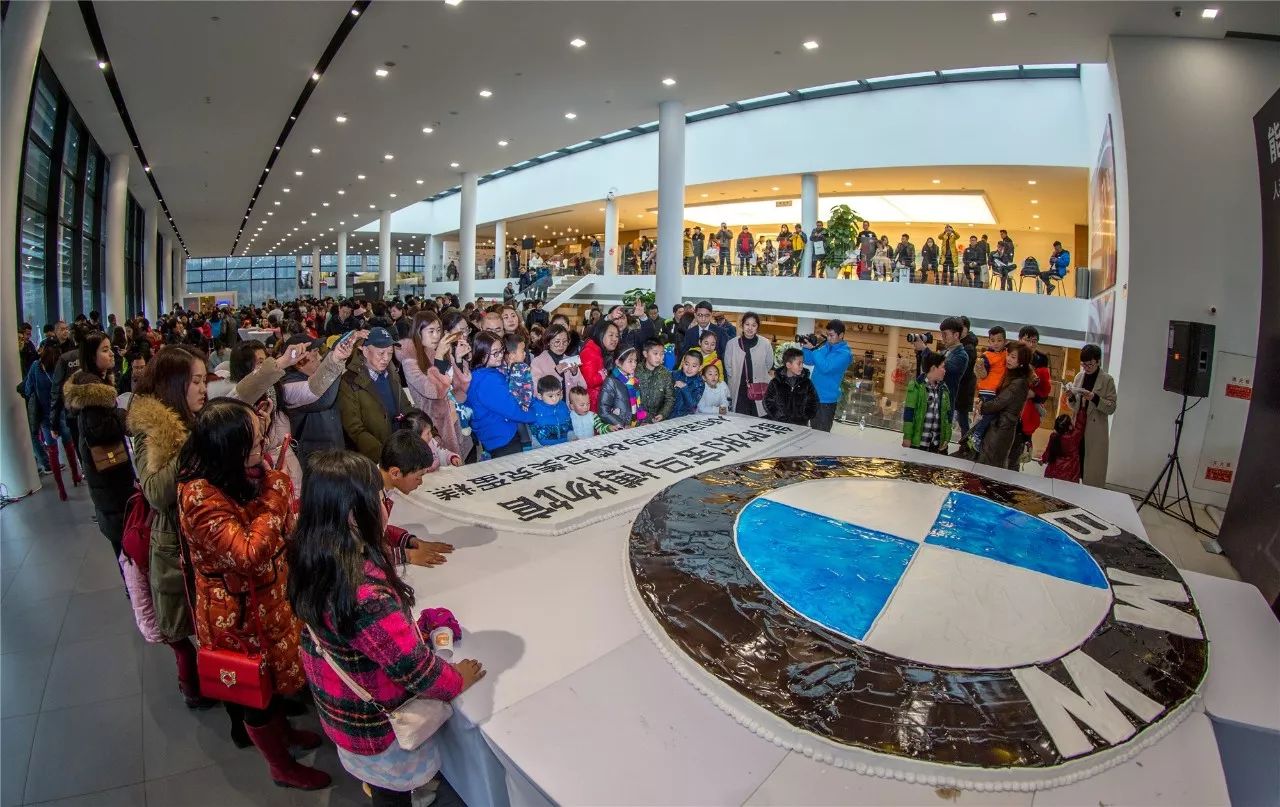 2.6米宝马logo大蛋糕,300人没有吃完