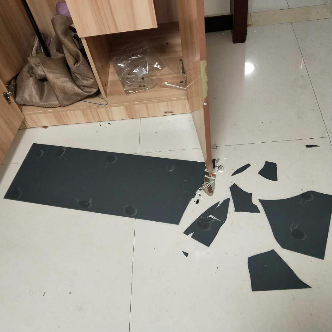 石家庄一小区玻璃被砸碎,玻璃房被垃圾砸