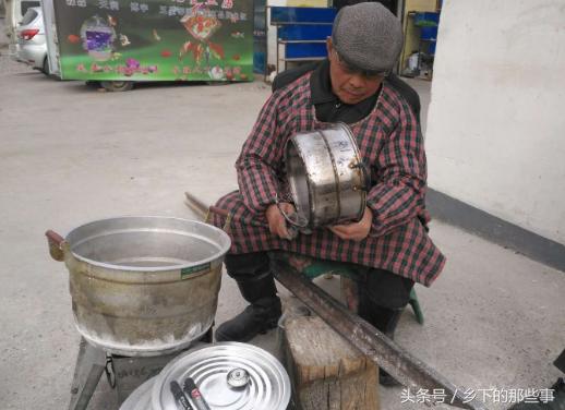 一年不用的蒸锅,春节拿出来蒸馍发现漏了,补锅师傅生意特别火