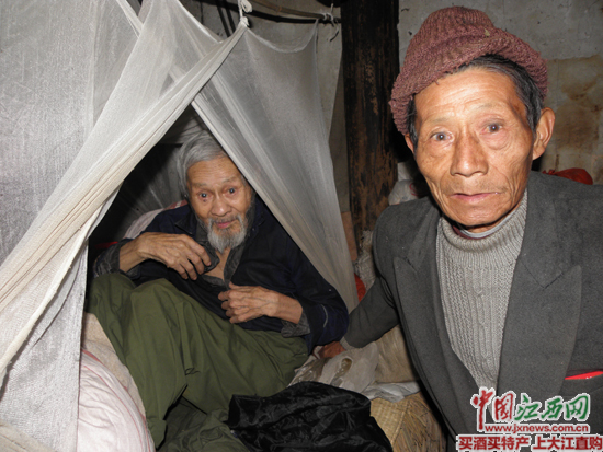 乐平版“酒干倘卖无”侄子带病照顾卧床十五年孤寡老人