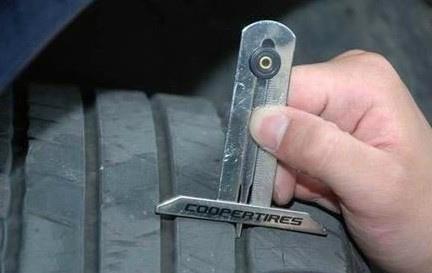 行车中轮胎突然爆胎不正确做法,行驶中突然爆胎时正确的应对措施