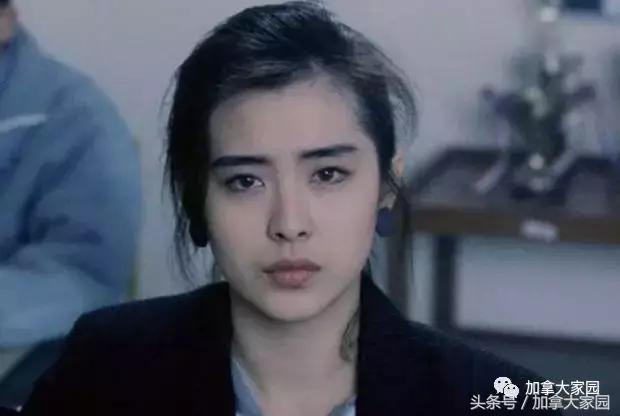 王祖贤抱着狗狗,王祖贤抱狗狗素颜逛超市被偶遇