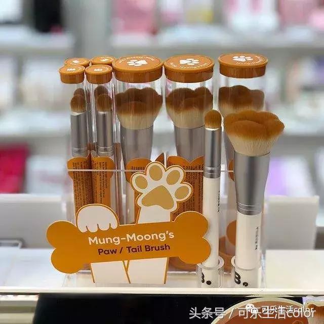 用上呢个狗狗肉球腮红刷，祝你狗年大吉吧！