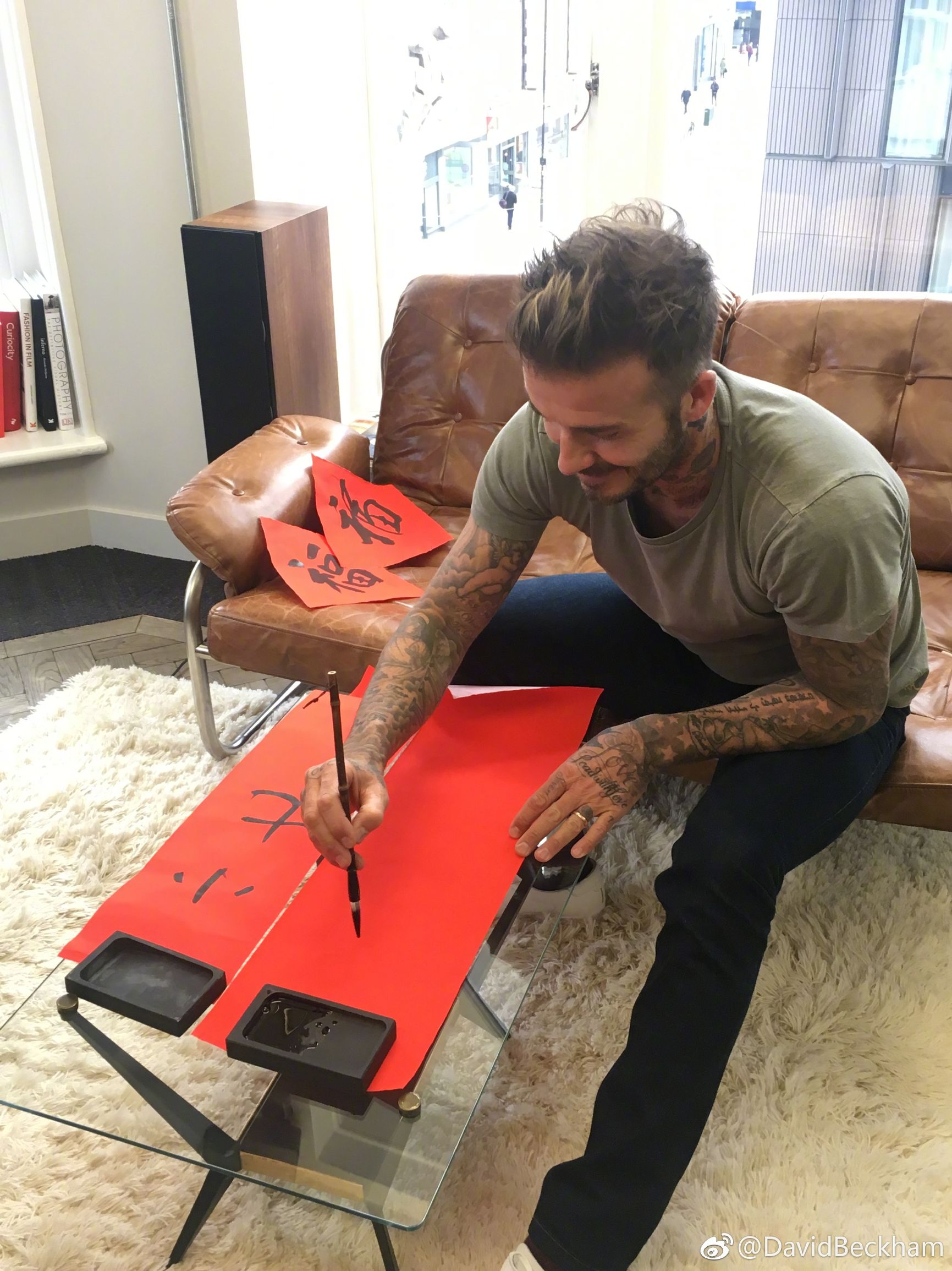 小七和贝克汉姆写毛笔,贝克汉姆小七写书法