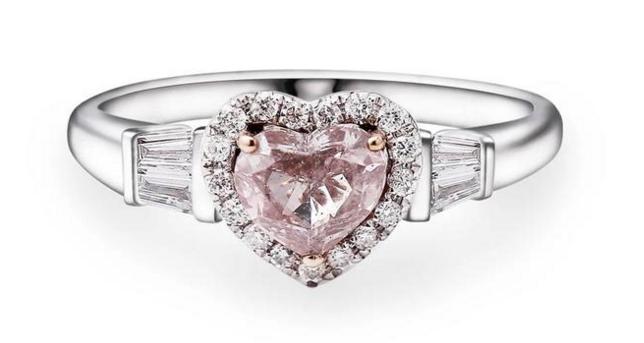 彩钻配什么颜色衣服,七彩钻宝石搭配衣服