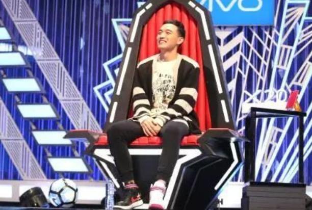 少年光脚踢球,少年光脚走烧红的铁板