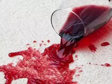 红酒怎么清洗衣服上的酒渍,彩色衣服上的红酒渍怎么去除