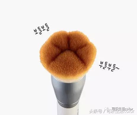 用上呢个狗狗肉球腮红刷，祝你狗年大吉吧！