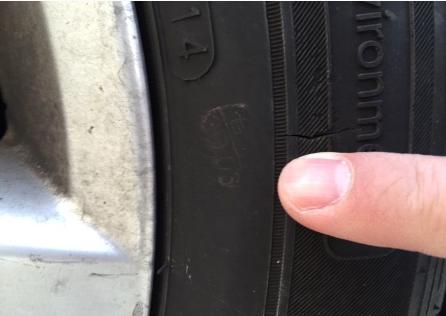 行车中轮胎突然爆胎不正确做法,行驶中突然爆胎时正确的应对措施