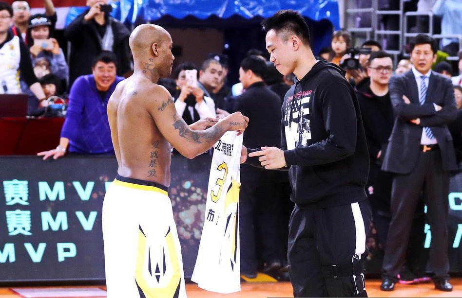 马布里球迷落泪感人瞬间,球迷评价马布里