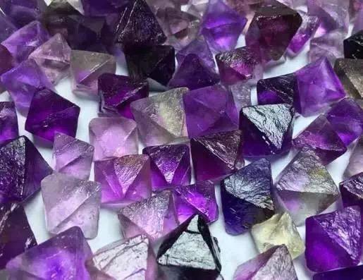 彩钻配什么颜色衣服,七彩钻宝石搭配衣服