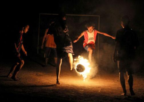 少年光脚踢球,少年光脚走烧红的铁板