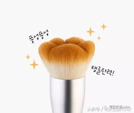 用上呢个狗狗肉球腮红刷，祝你狗年大吉吧！