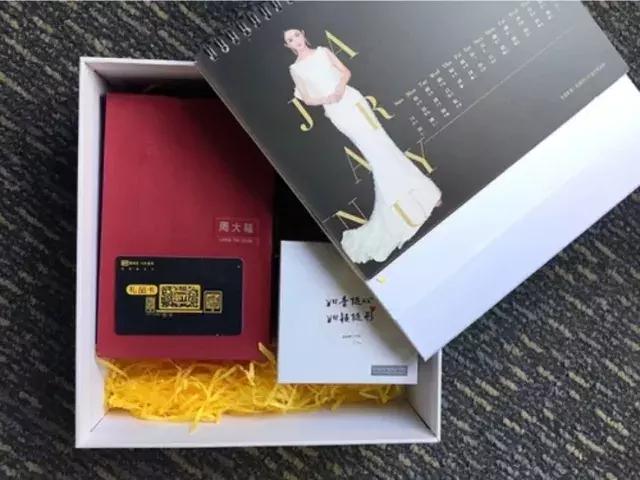明星送媒体礼物,明星新年礼物送什么