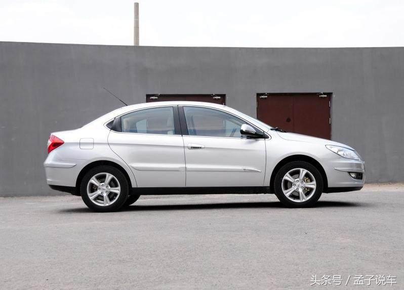 奇瑞这款轿车长4.32米，搭1.6L发动机，工信部综合油耗7.5L！