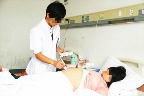 一位妇产科男医生给我接产，结果老公的反应却亮了！