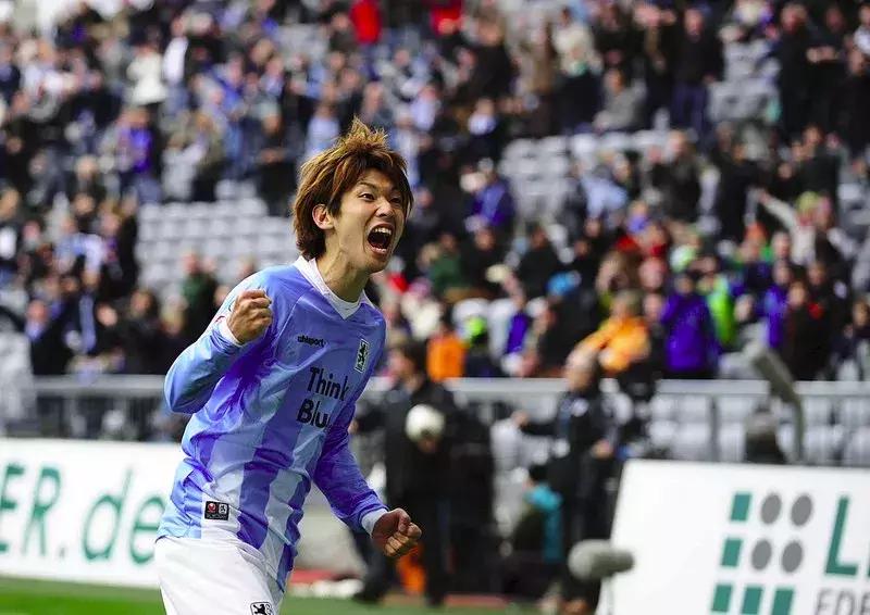 18岁亚冠首秀1传1射斩落上海申花，他另一身份是日本高中射手王