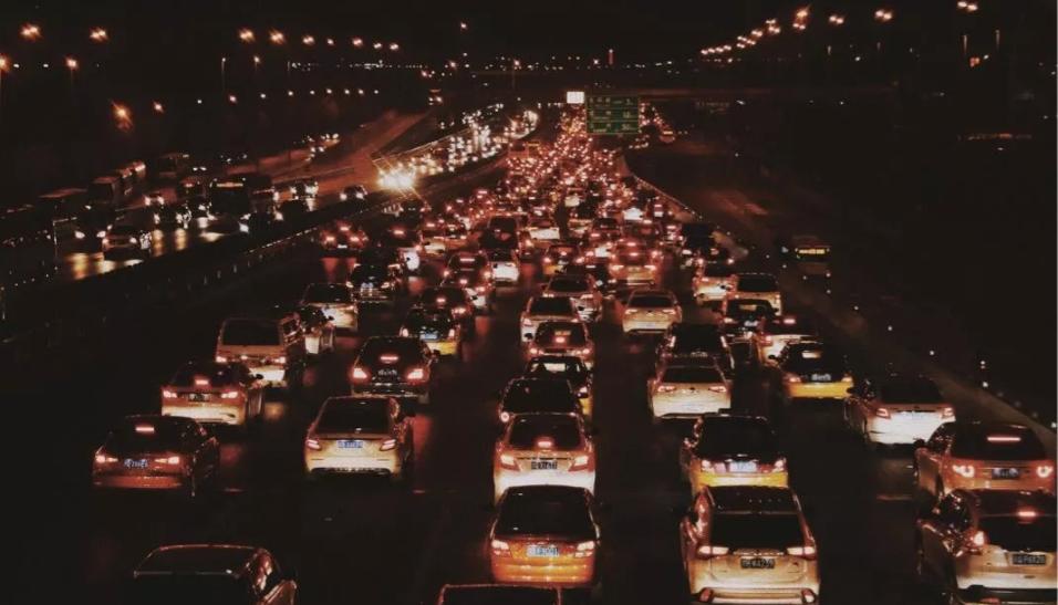 你回家过年,滴滴司机在路上送人回家过年,感动