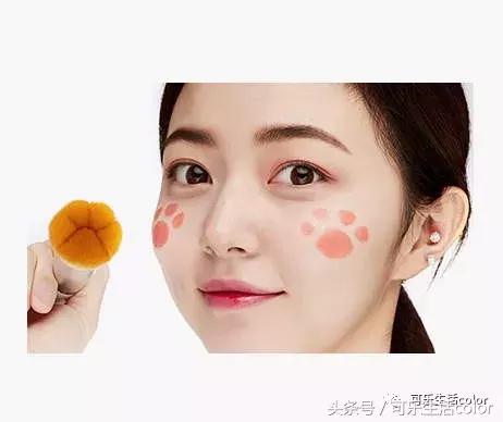 用上呢个狗狗肉球腮红刷，祝你狗年大吉吧！