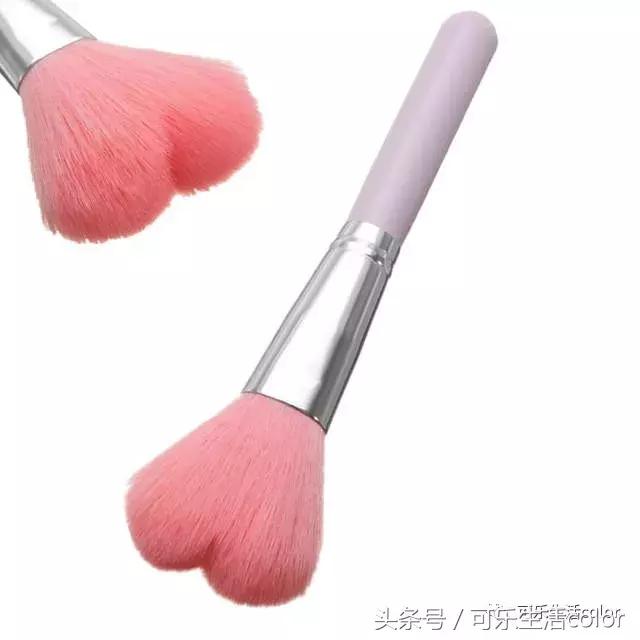 用上呢个狗狗肉球腮红刷，祝你狗年大吉吧！