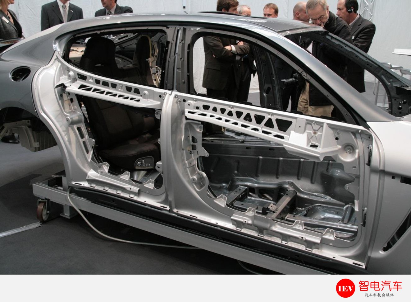 吉利帝豪:孤胆英雄实在太累,自主谁能帮我,一起挑翻美日德?