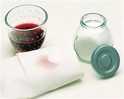 红酒怎么清洗衣服上的酒渍,彩色衣服上的红酒渍怎么去除