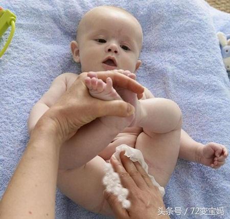 女宝宝的屁屁为什么总有一股尿骚味?宝妈说,这养女孩要精细些!