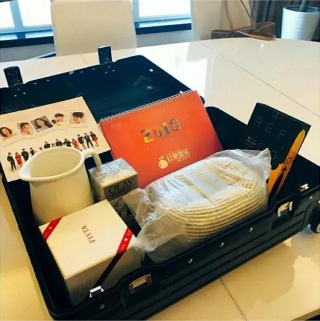 明星送媒体礼物,明星新年礼物送什么