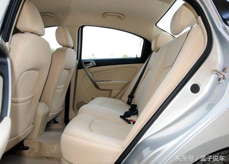奇瑞这款轿车长4.32米，搭1.6L发动机，工信部综合油耗7.5L！