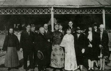 溥仪晚年再次去故宫真实的画面,溥仪晚年参观故宫看见照片挂错了