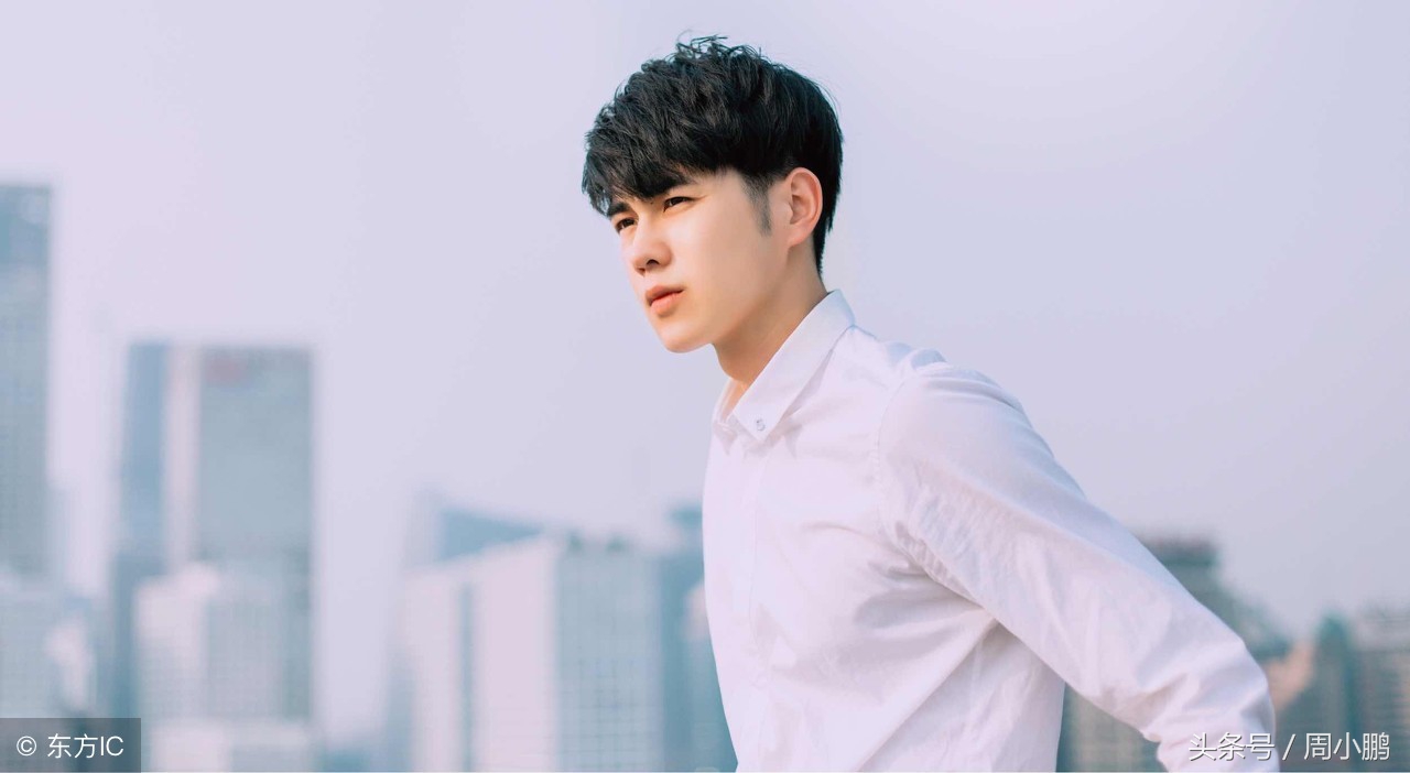 男生喜欢一个女生会有什么表现吗,男生喜欢一个女生的表现在学校