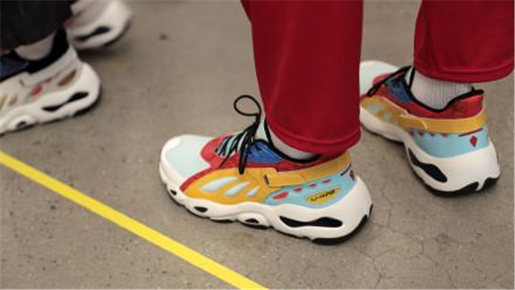 在这个假货泛滥的时代,安踏好穿还是李宁好穿