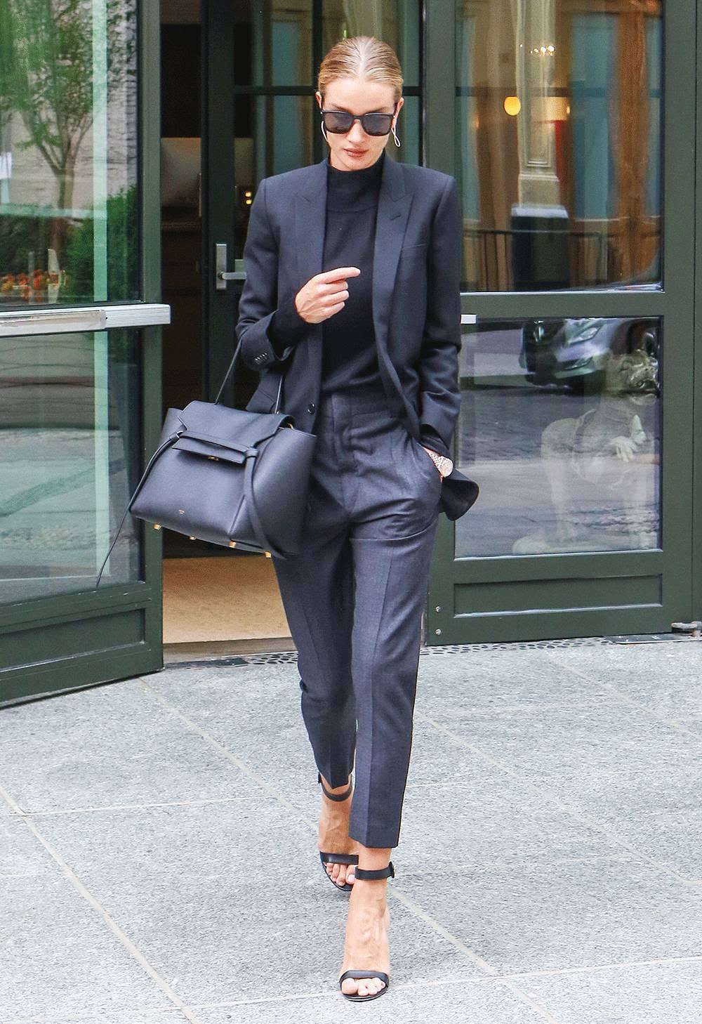 脚踝处开叉的裤子,脚踝处有毛毛的裤子