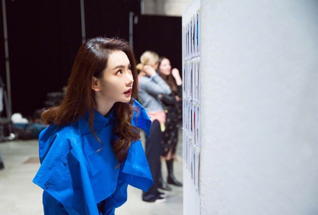 戚薇国际机场照,戚薇和老外的视频