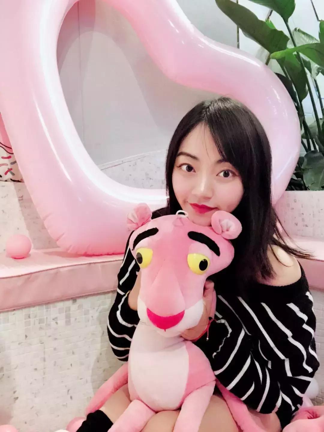 今日为大家曝光这群一年365天天天盆友圈发美食的“小婊砸”们