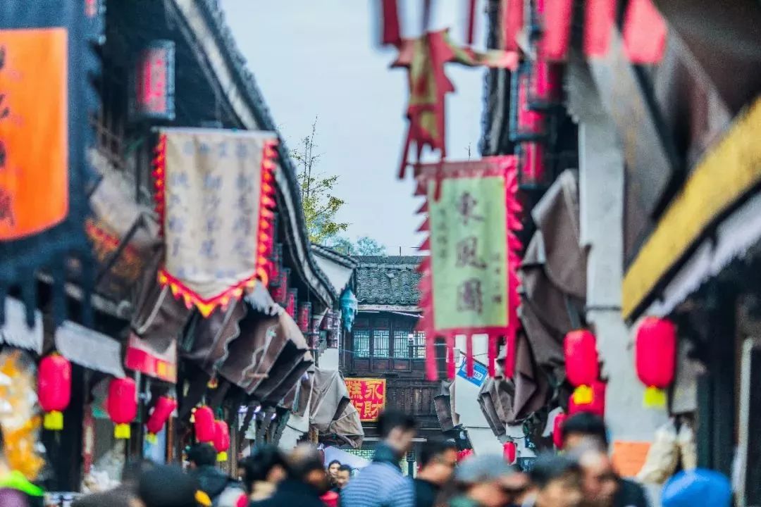 赏花灯游千年古街,游古镇赏花灯品古趣