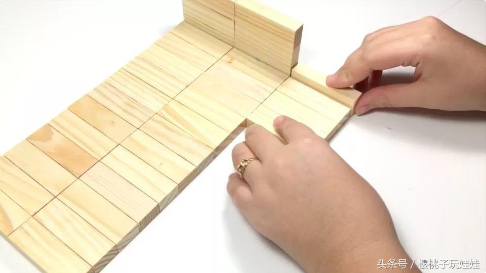 用鞋盒给芭比娃娃做一个简单的床,给芭比娃娃做超大自制床