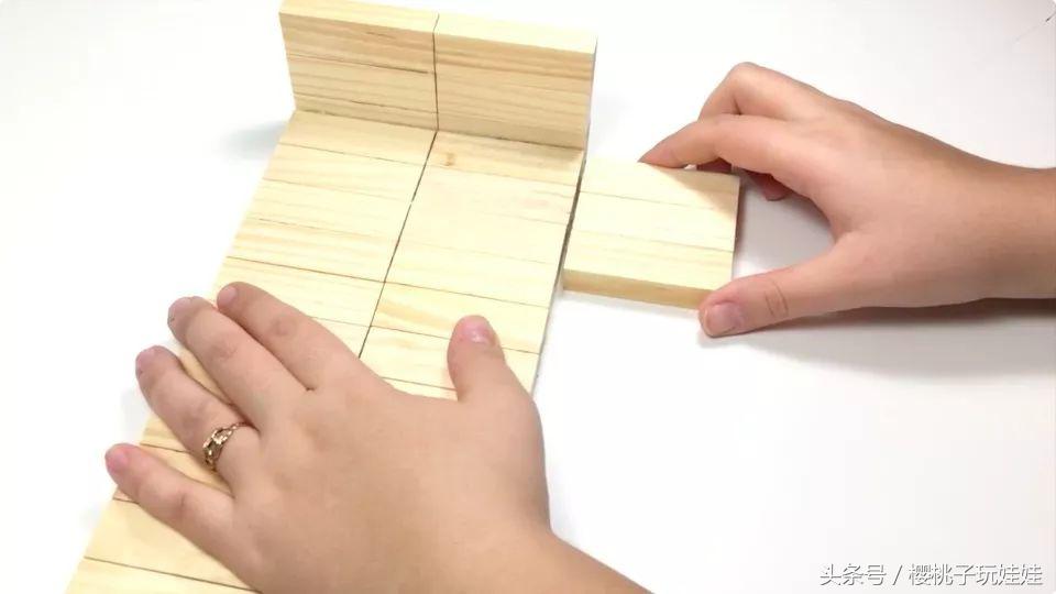 用鞋盒给芭比娃娃做一个简单的床,给芭比娃娃做超大自制床