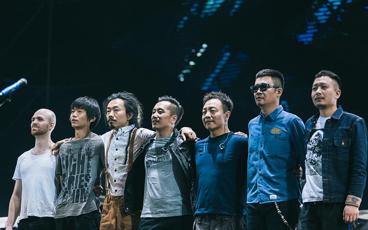 奋力跳到音响上唱歌,这大概是许巍这几年最燃的一次现场了!