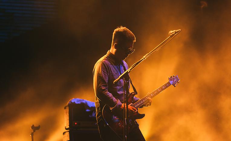 奋力跳到音响上唱歌,这大概是许巍这几年最燃的一次现场了!